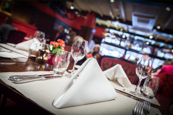 Cadre de table raffiné dans un restaurant luxueux
 - Photo, image