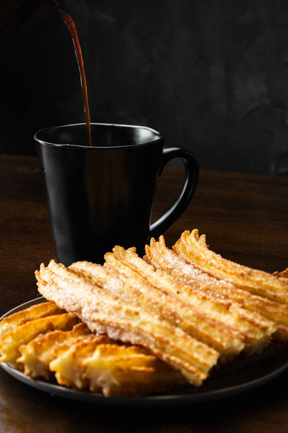 Rapea Churros ja tuoretta kahvia: Makea aamu Delig - Valokuva, kuva