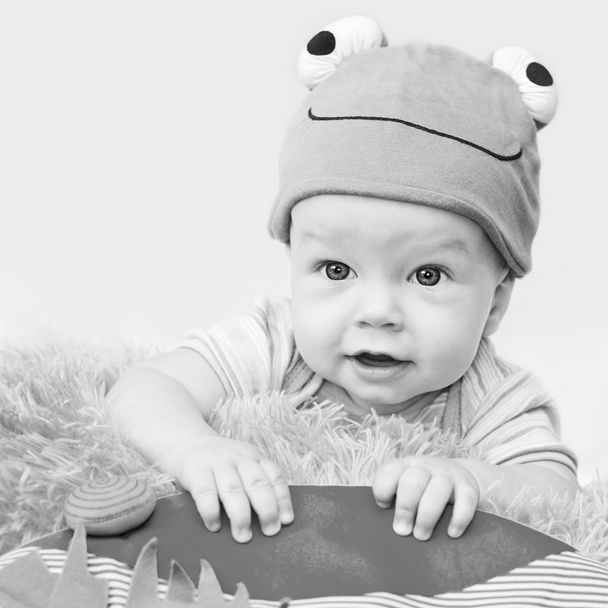 Şirin Bebek şapka kurbağa oynuyor - Fotoğraf, Görsel