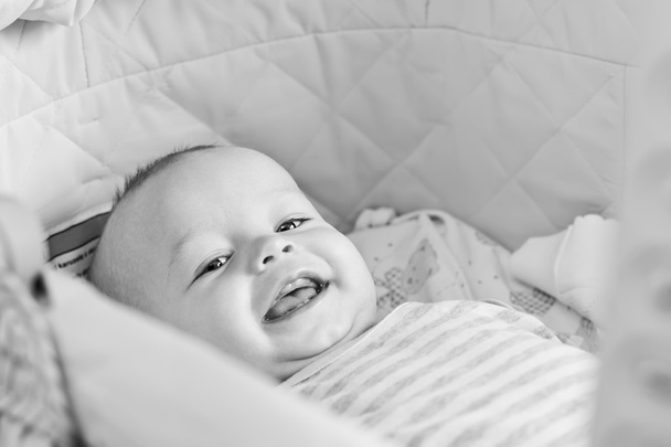Bébé mignon souriant regardant la caméra
 - Photo, image