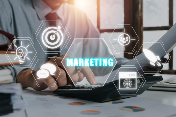 Marketing koncepció, Üzletember megvitatása üzleti adatok irodai asztalon marketing ikon virtuális képernyőn. - Fotó, kép
