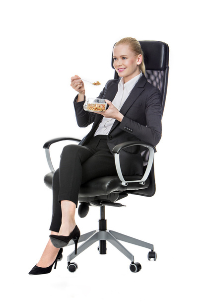 femme d'affaires blonde sur une chaise et déjeuner
 - Photo, image