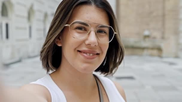 Jonge mooie Spaanse vrouw neemt selfie in de straten van Wenen - Video