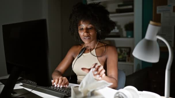 Africano americano mulher trabalhador de negócios usando espirros de computador no escritório - Filmagem, Vídeo