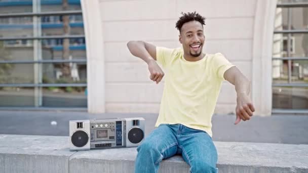 afroamericano uomo sorridente sicuro di sé ballando in strada - Filmati, video
