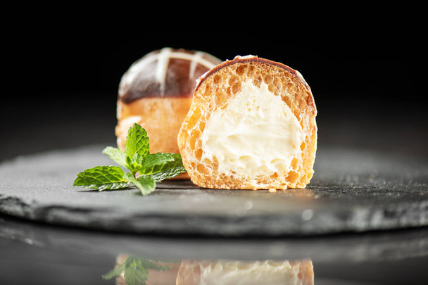 Delicada bola de pastelería choux sin gluten llena de crema pastelería bávara. - Foto, imagen