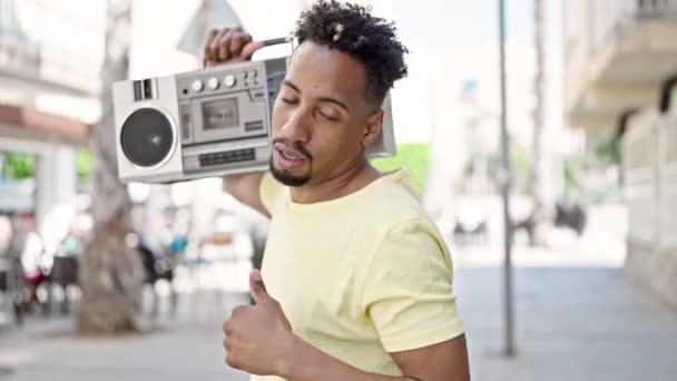 Africano americano homem ouvindo música por boombox dançando na rua - Filmagem, Vídeo