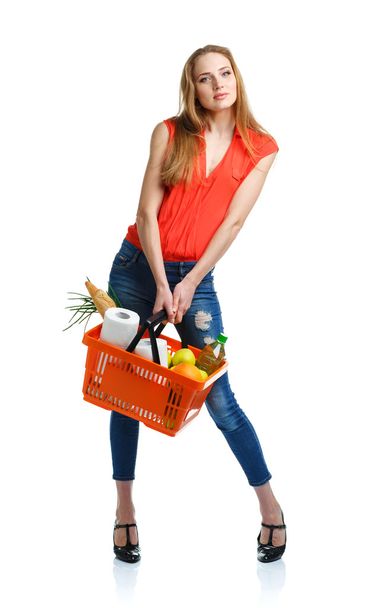 Mulher caucasiana jovem com produtos de mercearia variados em compras
 - Foto, Imagem