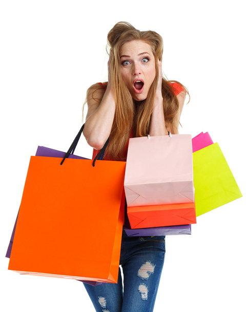 Joven mujer caucásica sosteniendo bolsas de compras sobre fondo blanco
  - Foto, Imagen