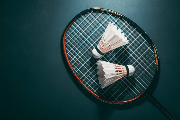 競争力のある高性能のための裁判所の装飾のラケットが付いているバドミントン シャトルコック スポーツ ゲーム トーナメントの試合の装置のコピースペース - 写真・画像