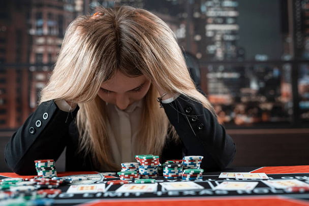 järkyttynyt nainen menettää pokeripeli kasino, uhkapeli käsite, onnea ja onnea - Valokuva, kuva