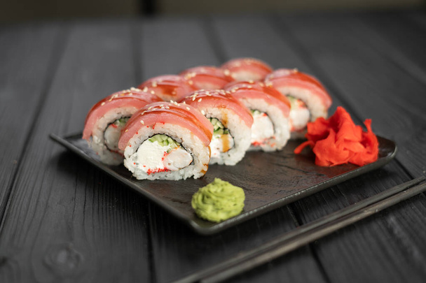Sushi Roll met tonijn, avocado, koninklijke garnalen en roomkaas Philadelphia. Sushi menu. Japans eten. Kopieerruimte - Foto, afbeelding