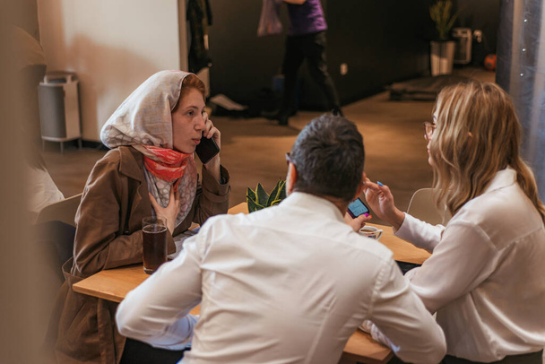 Mujer persona de negocios consultando a su gerente durante la llamada telefónica en la reunión - Foto, Imagen