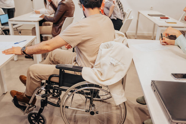 Vammainen mies pyörätuolissa. Vammainen työntekijä. Vammaiset miehet. Vammaisen miehen testi - Valokuva, kuva