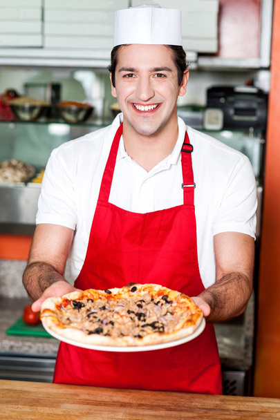 Chef handing over pizza - Zdjęcie, obraz
