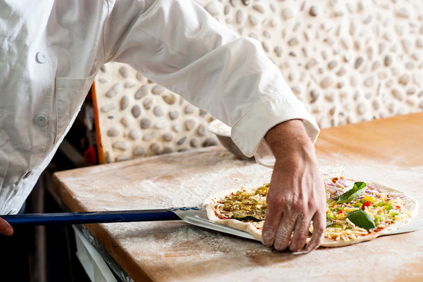 Male chef preparing pizza - Fotografie, Obrázek