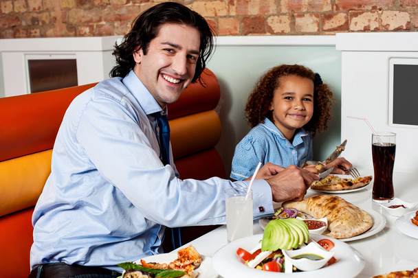 Pai e filha em um restaurante
 - Foto, Imagem