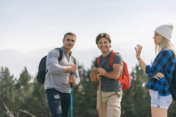 Amigos sorrindo de pé na montanha - Foto, Imagem