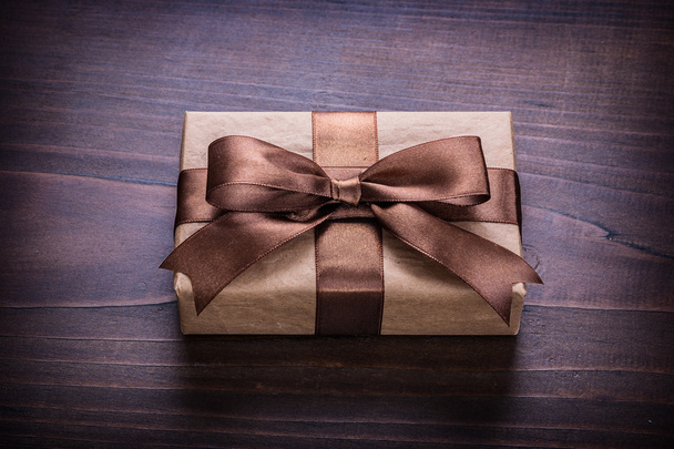 Classical giftbox with brown bow - Фото, зображення