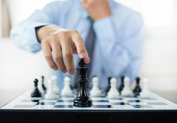 mano de hombres de negocios que mueven ajedrez en competición muestra liderazgo, seguidores y estrategias de éxito empresarial. - Foto, Imagen