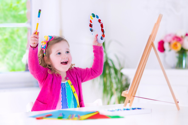 Pittura bambina - Foto, immagini