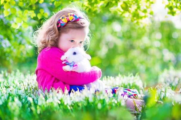 Petite fille jouant avec un lapin
 - Photo, image