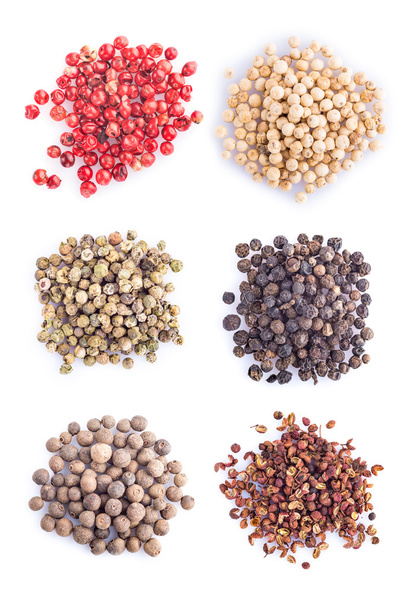 Diferentes tipos de pimenta em um fundo branco
 - Foto, Imagem