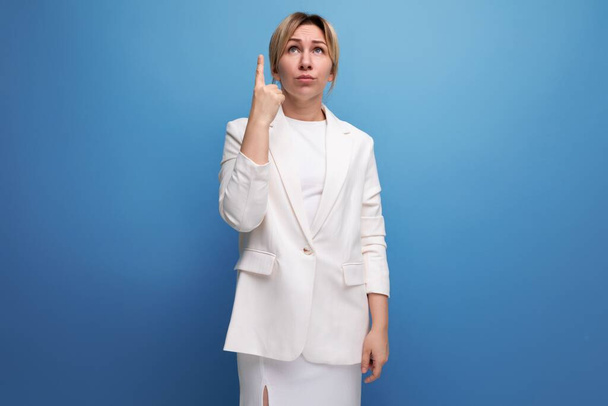 inteligente joven rubia oficina mujer en una chaqueta blanca gesto con sus manos para la confianza. - Foto, Imagen