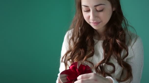 Beautiful girl holding a gift in the form of heart - Video