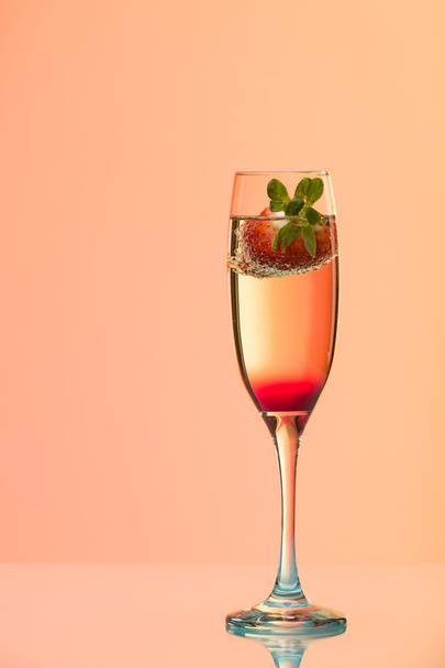 Champagne glass with strawberry, studio shot with light effects - Foto, afbeelding