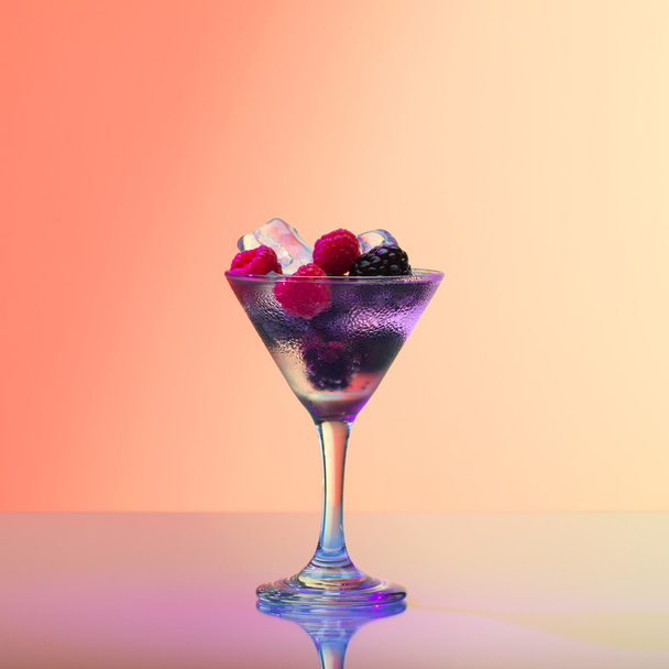 Refreshing raspberry and blackberry cocktail with ice, studio shot - Foto, afbeelding