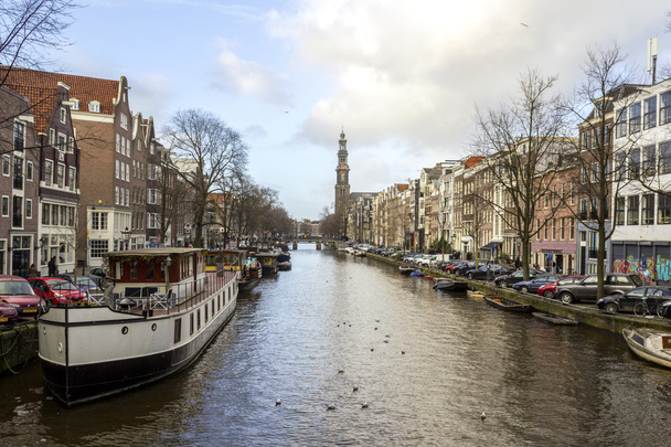 Widok jednego z Unesco świat dziedzictwo słynnego miasta kanałów (prinsengracht) w Amsterdamie - Zdjęcie, obraz