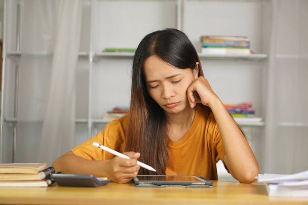 Ázsiai nő dolgozik otthonról Fáradt a papírmunka, hogy nem fejeződött be időben - Fotó, kép