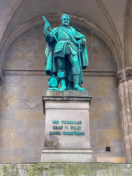 Kral I. Ludwig tarafından Bavyera ordusunu ve muzaffer generallerini onurlandırmak için yaptırılan Feldherrnhalle 'deki Johann Tilly heykeli. - Fotoğraf, Görsel