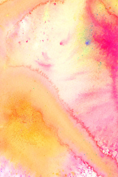 Una vernice acquerellata vibrante su uno sfondo bianco con spruzzi e colori di fusione in arcobaleno grazioso per lo sfondo - Foto, immagini