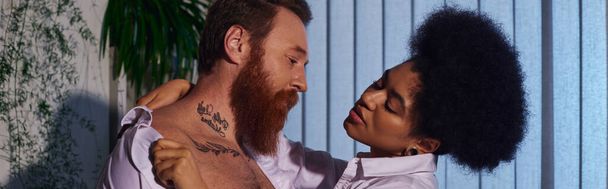 Африканская американка соблазняет бородатого бизнесмена и смотрит на его татуировки, тайную любовь, баннер - Фото, изображение