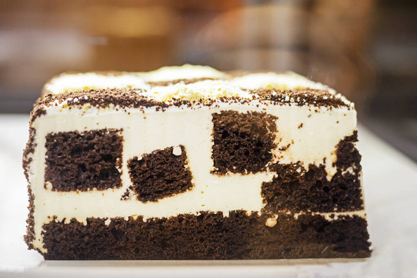 チョコレートホワイトケーキの新鮮なスライスが展示されています. 自家製ベーキング - 写真・画像