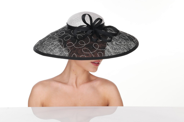 Szexi nő elegáns fekete-fehér kalap - Fotó, kép