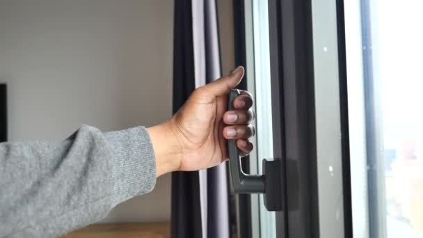 finestra in pvc grigio aperto a mano a casa - Filmati, video