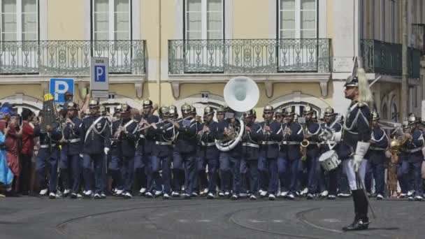 18 червня 2023 Лісабон, Португалія: військовий оркестр, що йде по вулиці. Середній постріл - Кадри, відео