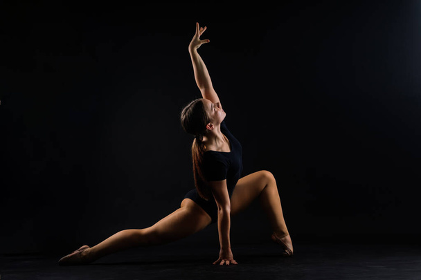 Skok z výšky, let. Flexibilní dívka, rytmický gymnastický umělec skákající. Akce pohybu Grace - Fotografie, Obrázek