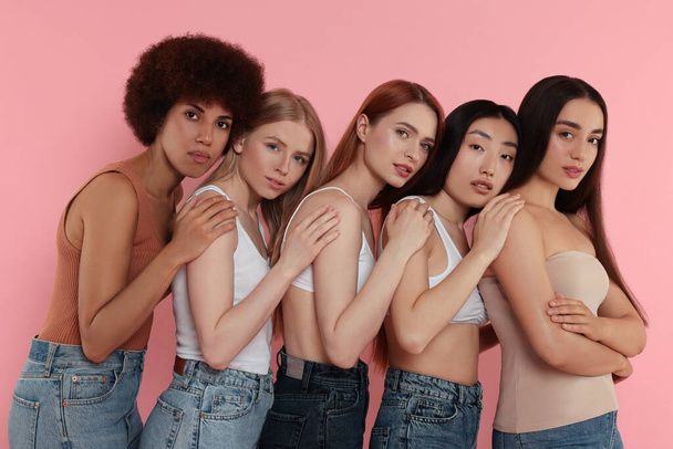 Portrait of beautiful young women on pink background - Valokuva, kuva