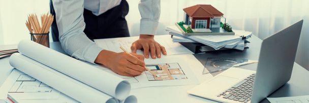 ワークステーションテーブルのインテリアアーキテクトデザイナーは、家のインテリア青写真を設計し、ムードボードのサンプルを選択します。家の改装やデザインコンセプトのための創造的な手描きスケッチ計画。洞察 - 写真・画像