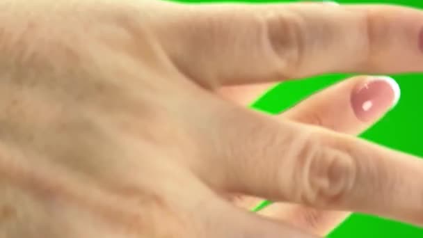 zöld háttér chromakey női kéz tagad valamit záró kép élesen mindkét kezével nő mutatja szív kezek francia manikűr - Felvétel, videó
