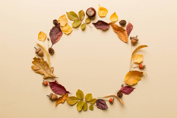 Őszi összetétele szárított levelekből, tobozokból és makkokból az asztalon. Lapos fekvésű, felülnézet. - Fotó, kép