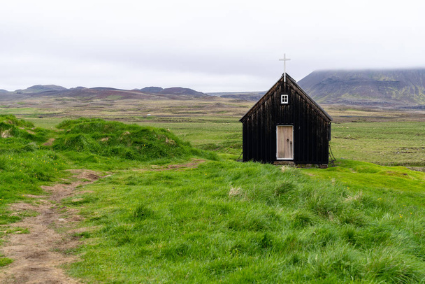 Iglesia negra, parte del Parque Nacional Reykjanesflkvangur en la Península de Reykjanes, Islandia - Foto, Imagen