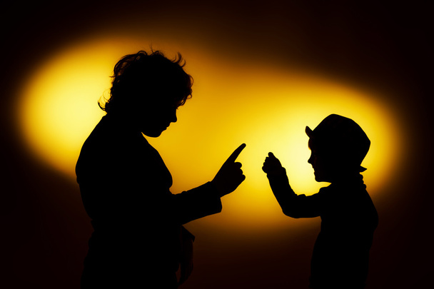 Deux silhouettes expressives de garçon montrant des émotions en utilisant gesticu
 - Photo, image