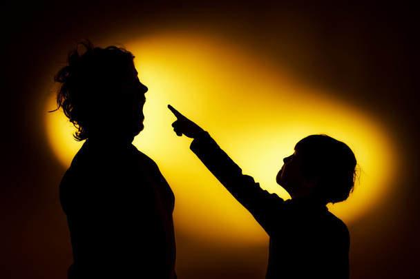 Twee expressieve boy's silhouetten tonen emoties met behulp van gesticu - Foto, afbeelding