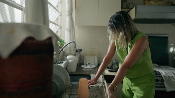 Obydlí v tísni, ve středověku žena zažívá úzkost v kuchyni - Fotografie, Obrázek