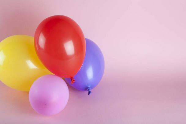 μπαλόνια σε αρμονικά χρώματα σε ροζ φόντο. Minimal χρώμα νεκρές φύσεις. - Φωτογραφία, εικόνα